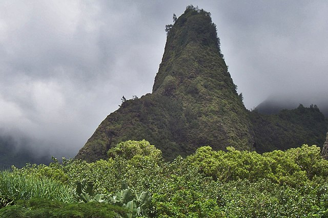 Iao Needle / Kuka'emoku in Iao Valley State Monument in the cruise port of Kahului on the island of Maui in Hawaii